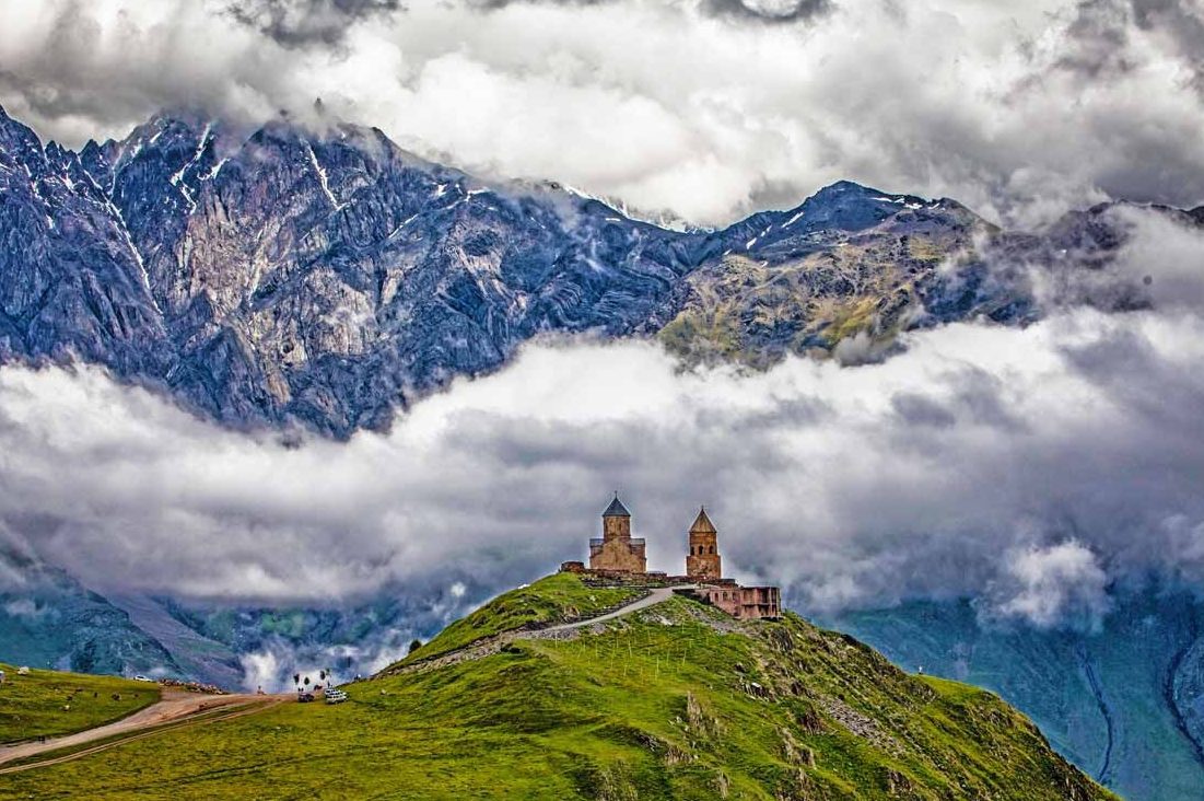 کلیسای زیبای گرگتی ، پنهان در میان کوههای قفقاز ‏