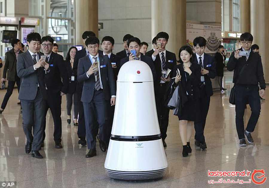 رباتی که در فرودگاه به استقبال مسافران می آید ‏