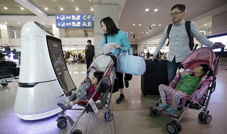 رباتی که در فرودگاه به استقبال مسافران می آید ‏