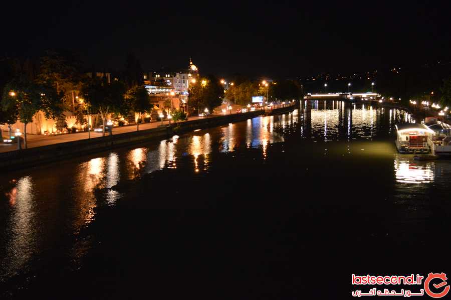 منظره رود کورا در شب از روی پل صلح