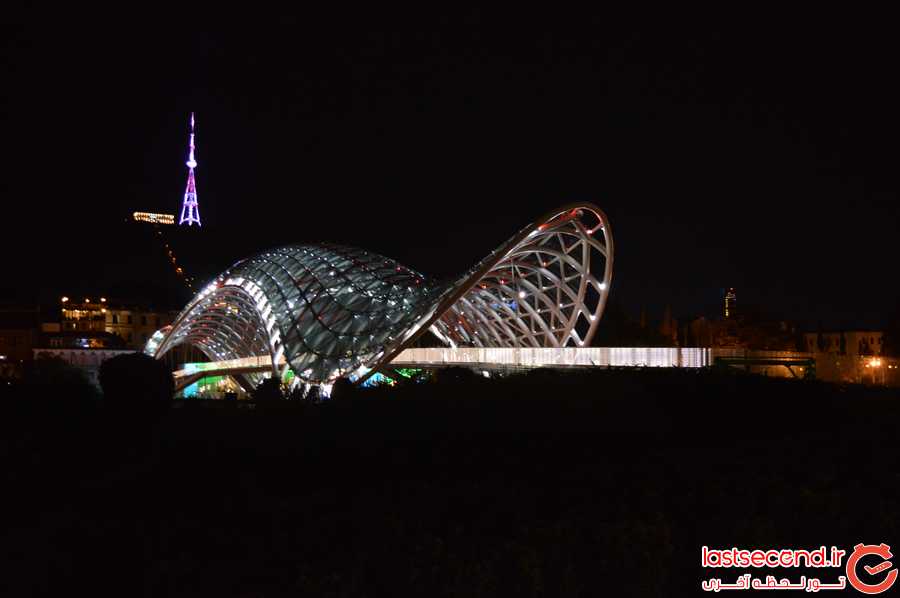 پل صلح در شب