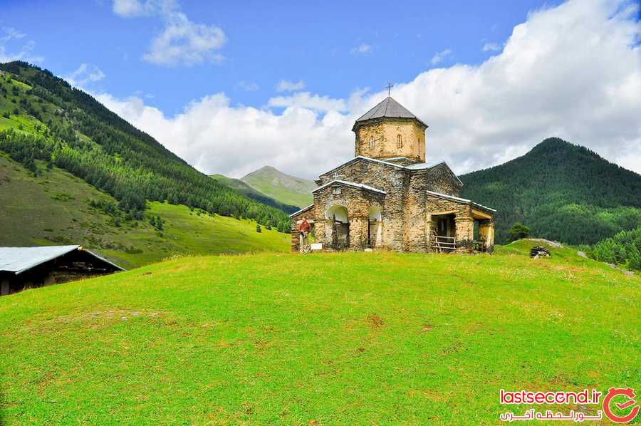 کلیسای ترینیتی گرگتی (Gergeti Trinity Church) که در ارتفاع ۲۲۰۰ متری از سطح دریا، بر فراز قله‌ای درکوه کازبگی قرار داره، عکس از اینترنت