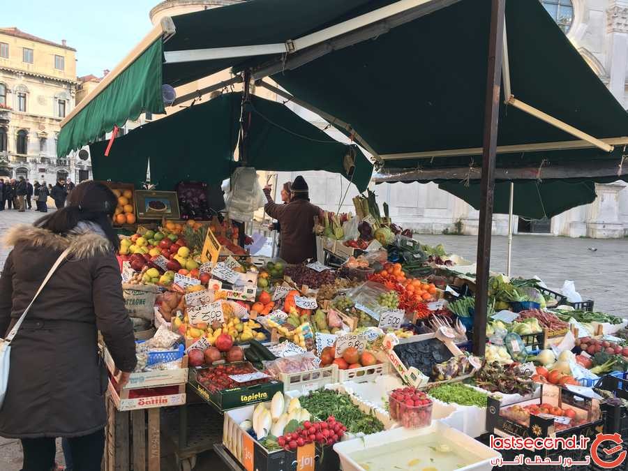 دکه میوه فروشی با انواع میوه و سبزی