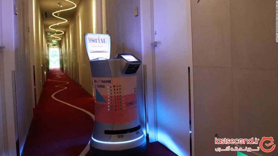 ربات خدمتکار در هتل ام سوشال سنگاپور ‏