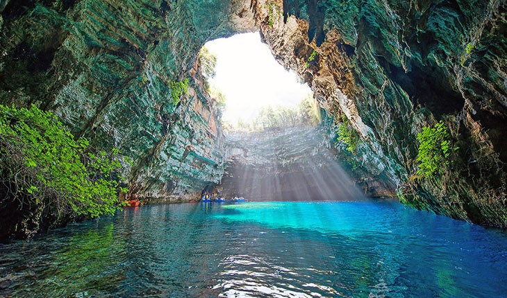 غار آبی ، جاذبه ای طبیعی و خارق العاده در یونان ‏