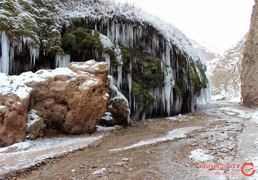 آسیاب خرابه با قندیل های یخی در آذربایجان