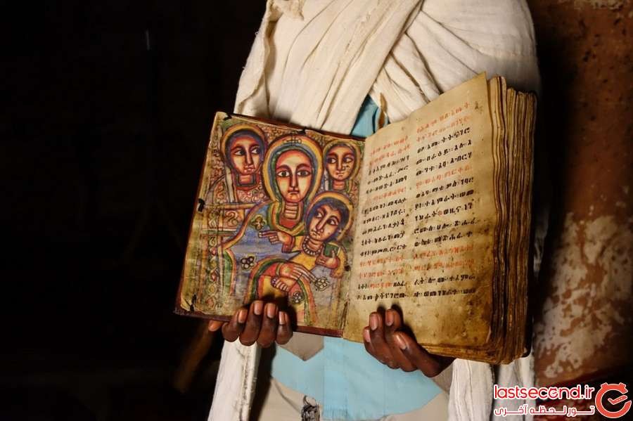 کشیشی انجیلی باستانی از پوست بز را در دست دارد. همانطور که می بینید تصاویر کتاب بسیار واضح هستند و نوشته ها نیز به زیبایی نوشته شده اند.
