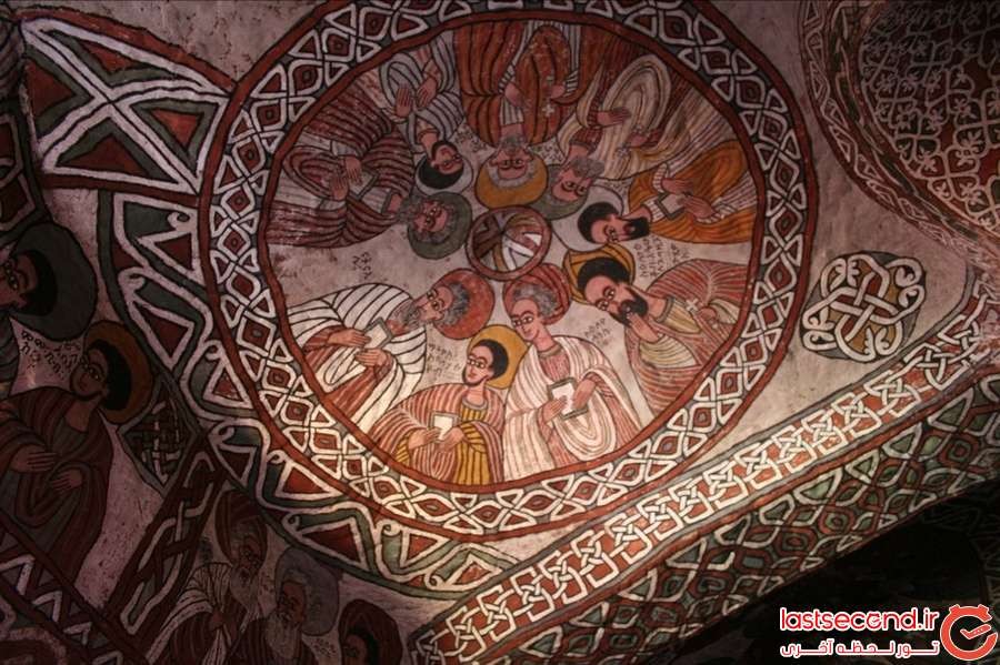  در این تصویر می توانید شاهد نقاشی های دیواری زیبایی باشید که فضاهای داخلی کلیسای ابونا یماتا را پوشانده اند.