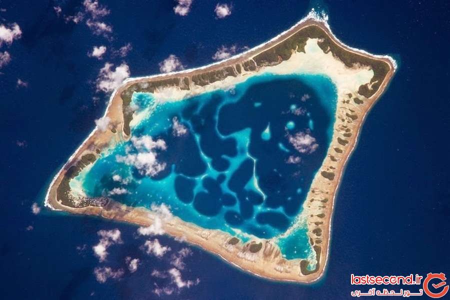 تصویر ماهواره ای از حلقه ی آتافو Atafu، جزیره ای مسکونی متعلق به توکلائو می باشد که در محدوده ی زمانی UTC+13 قرار گرفته است.