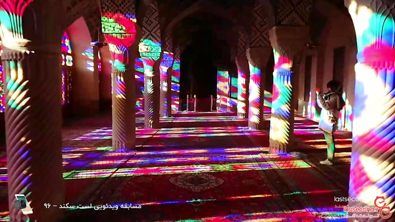 مسجد صورتی شیراز، بازی نورهای رنگی