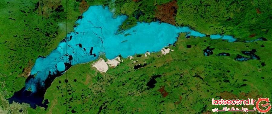 این تصویر دریاچه ی آتاباسکا در کانادا را نشان می دهد. در این تصویر یخ ها آبی روشن هستند، آب ها به رنگ آبی تیره و تل های ماسه ای به رنگ سفید نمایش داده شده اند.