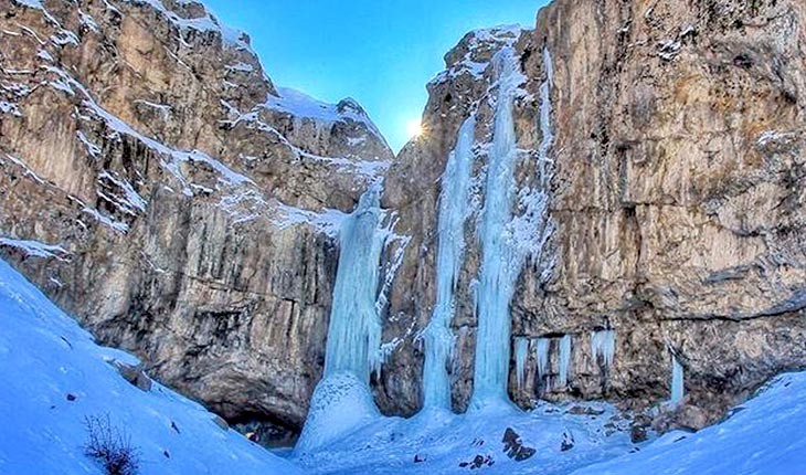 به تماشای آبشار یخی در البرز بنشینید