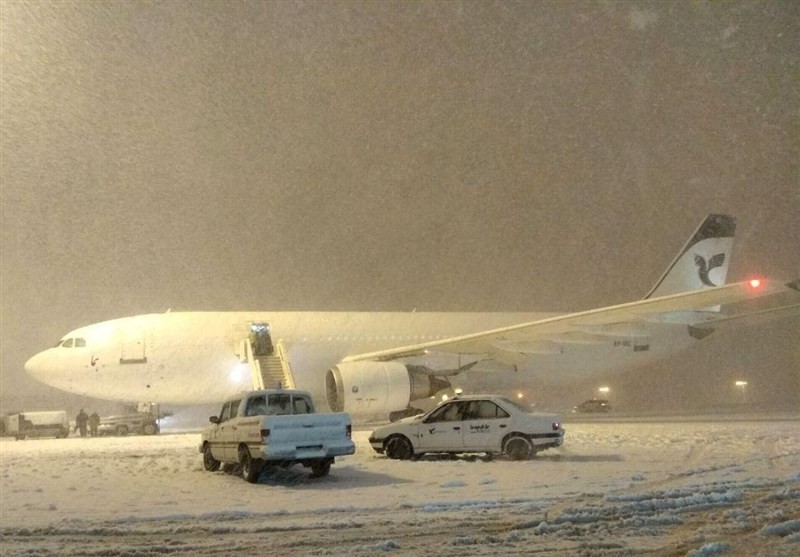 بارش برف فرودگاههای مهرآباد و امام خمینی را تعطیل کرد