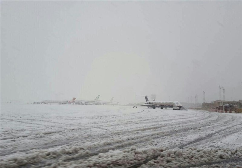 بارش برف فرودگاههای مهرآباد و امام خمینی را تعطیل کرد