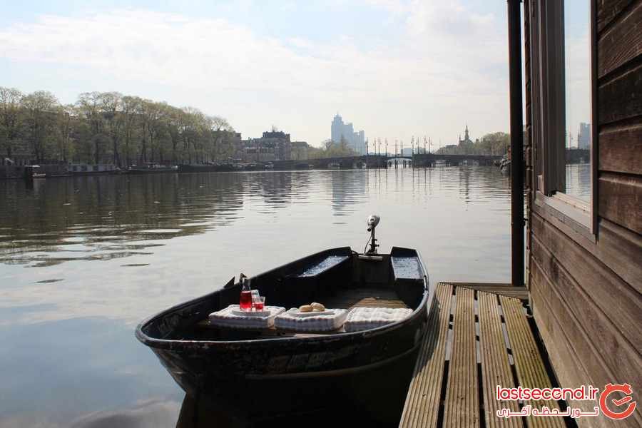 اقامتگاههای قایقی در کنار کانال های آمستردام