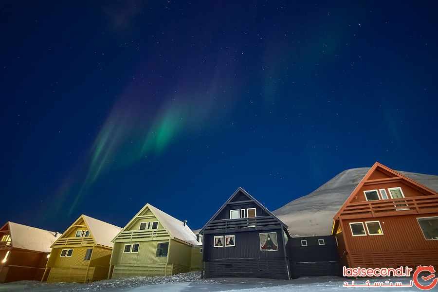تماشای آسمان رنگارنگ در شمالی ترین منطقه مسکونی جهان