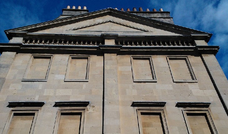 چرا بسیاری از ساختمان های تاریخی در انگلستان پنجره های خود را با آجر پوشانده اند؟