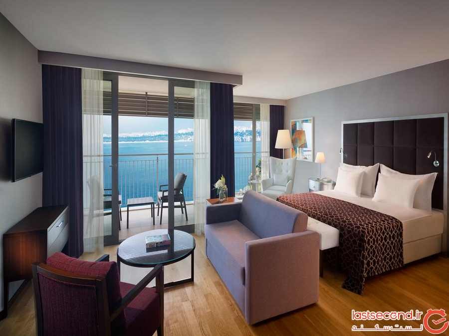 هتل آکرا، لذت آفتاب گرفتن در ساحل شنی