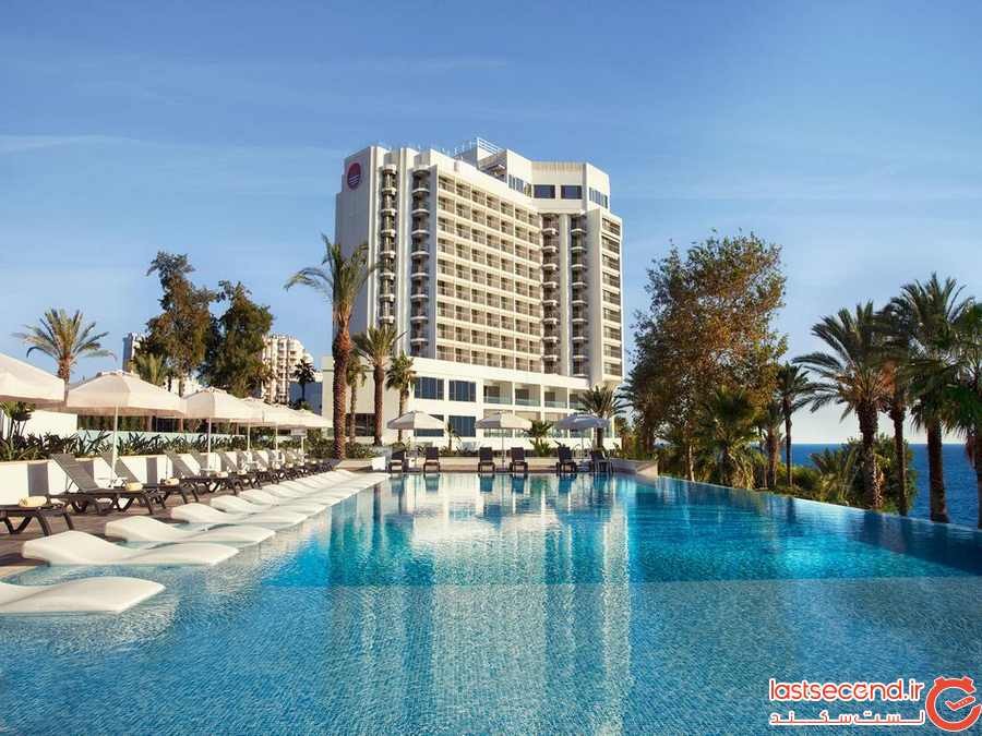 هتل آکرا، لذت آفتاب گرفتن در ساحل شنی