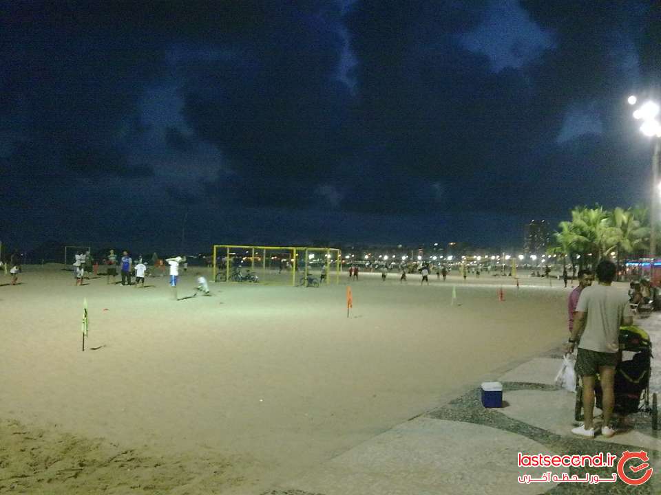 بازی و ورزش شبانه جوانان درساحل کوپاکابانا