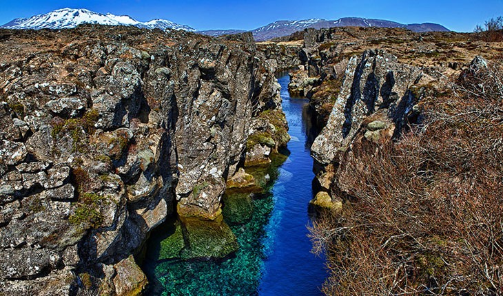 پارک ملی تینگولیر در ایسلند ، جایی که می توانید بین دوقاره قدم بزنید
