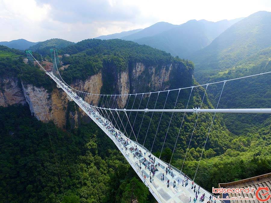 پل شیشه‌‌ای دره ژانگجیاجی در چین