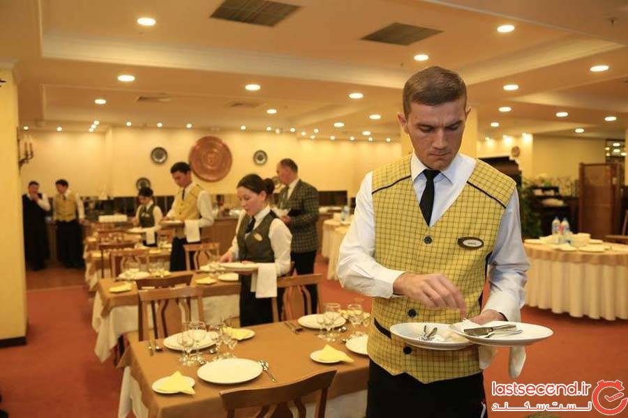 Тренинг для официантов. Официант в ресторане. Шведский стол официант. Официант с посудой. Уборка столов в ресторане.