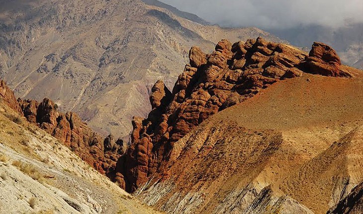 دره ی هفت غار در میان ارتفاعات نیشابور