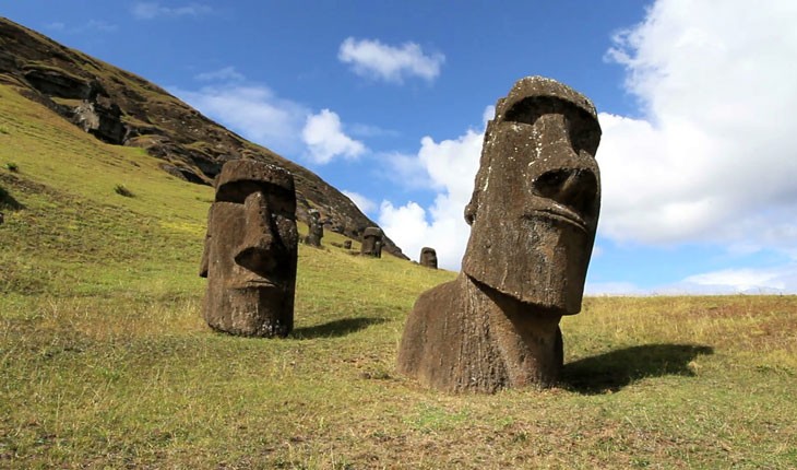 نیمی از مجسمه‌های سر معروف شیلی، زیر زمین بوده است