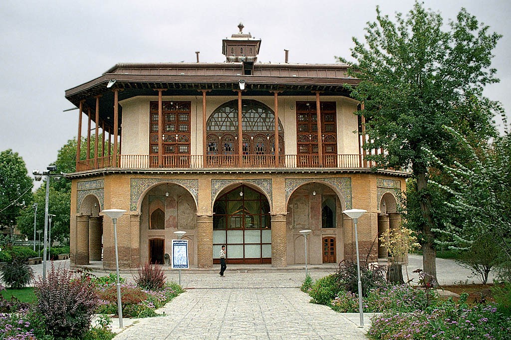 Chehel Sotoun Museum Palace Qazvin (10).jpg