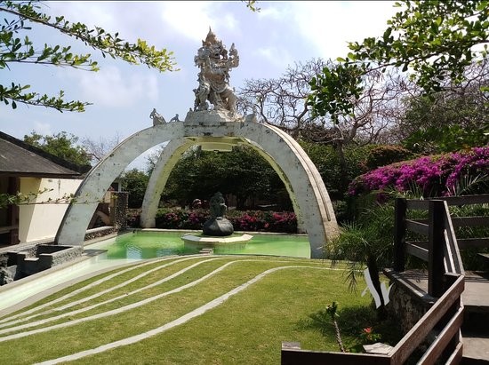 Uluwatu Temple (11).jpg