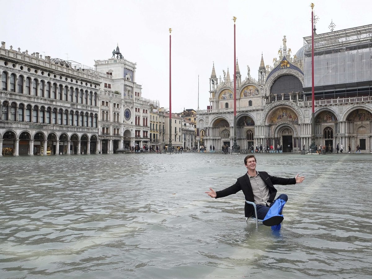 Время в сане. Венеция площадь Сан Марко наводнение. Карнавал на площади Сан Марко Венеция. Площадь Святого марка Венеция подтопление. Площадь Святого марка в Венеции.