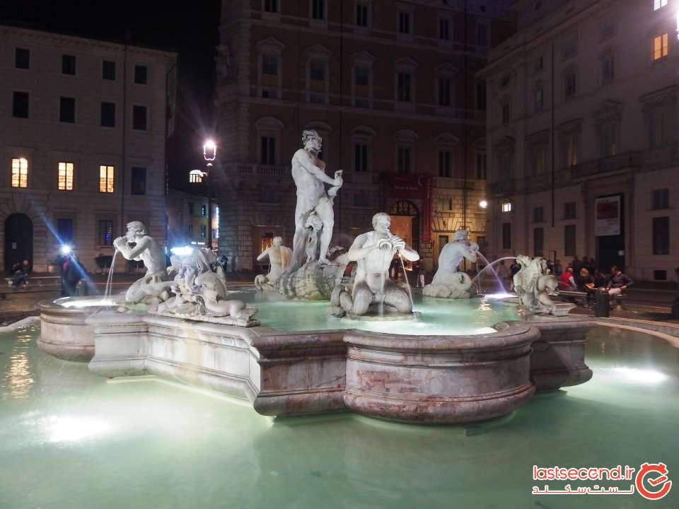 Roma,_Fontana_del_Moro_di_notte_(1).jpg