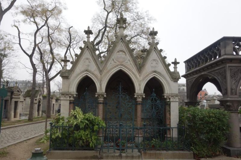 Pere-Lachaise Cemetery (11).jpg