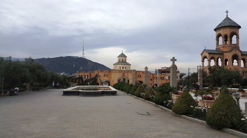 Tsminda Sameba Cathedral-01.jpg