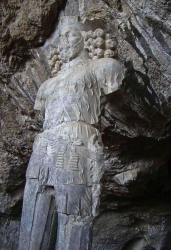 Shapur Cave And Statue (3).jpg