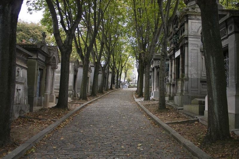 Pere-Lachaise Cemetery (10).jpg