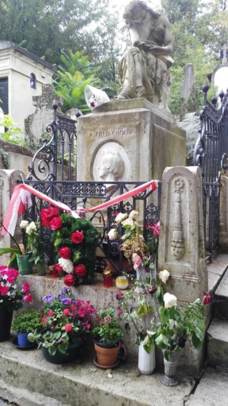 Pere-Lachaise Cemetery (6).jpg