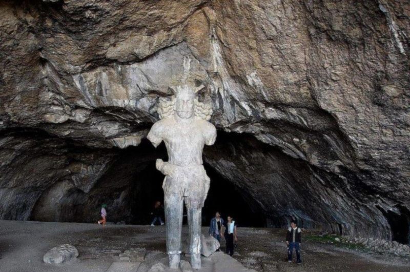 Shapur Cave And Statue (6).jpg