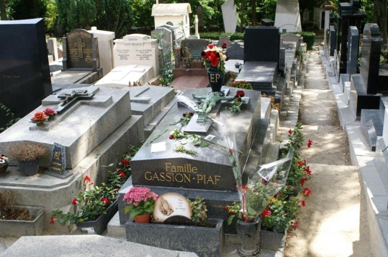Pere-Lachaise Cemetery (7).jpg