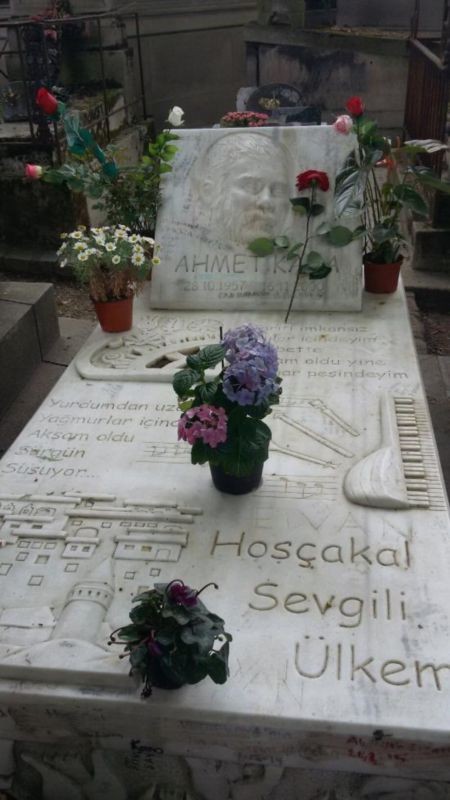 Pere-Lachaise Cemetery (5).jpg