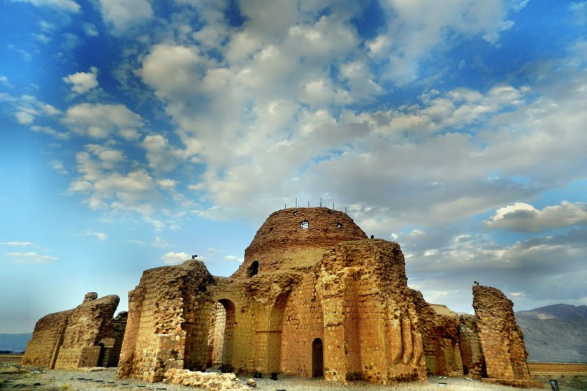 کاخ ساسانی، نگین زمرد سروستان