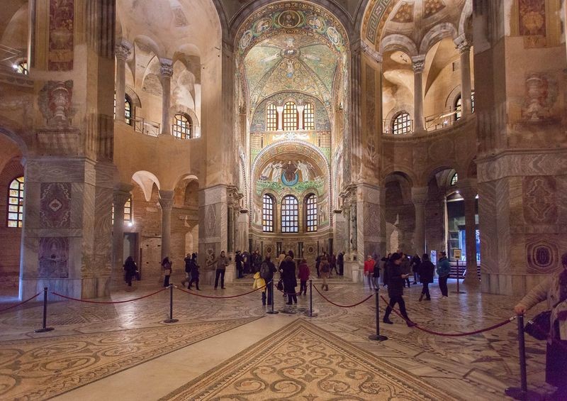 Basilica San Vitale-03.jpg