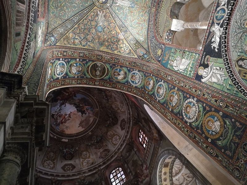 Basilica San Vitale-04.jpg
