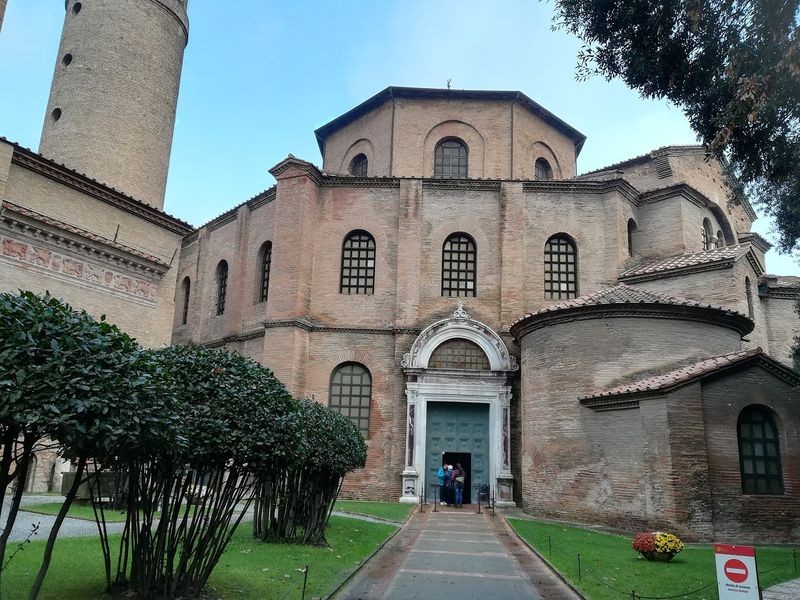 Basilica San Vitale-02.jpg