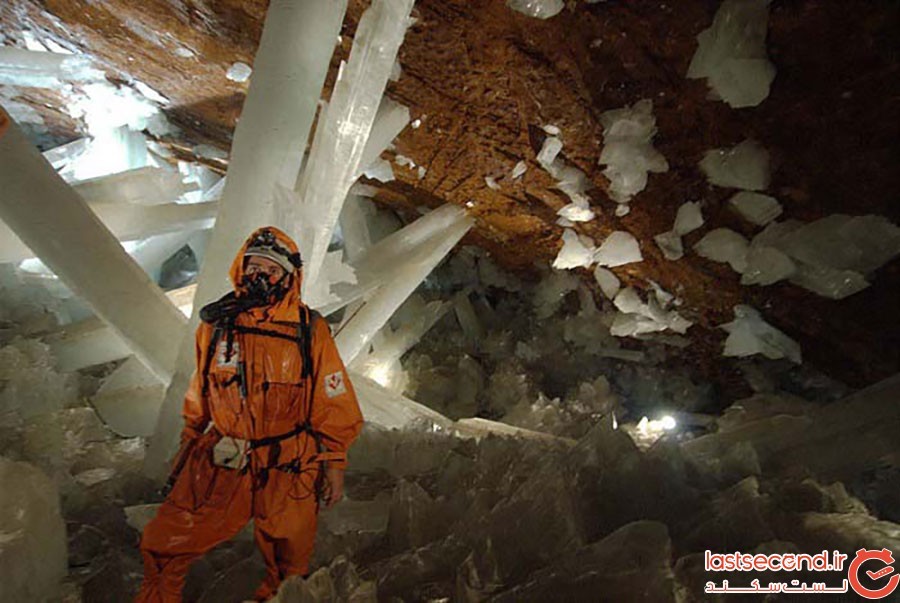 دانشمندان ناسا در کریستال‌های عظیم این غار، آثاری از حیات را کشف کردند!