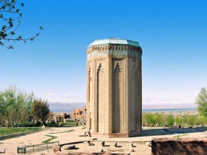 Momine Khatun Mausoleum (1).jpg