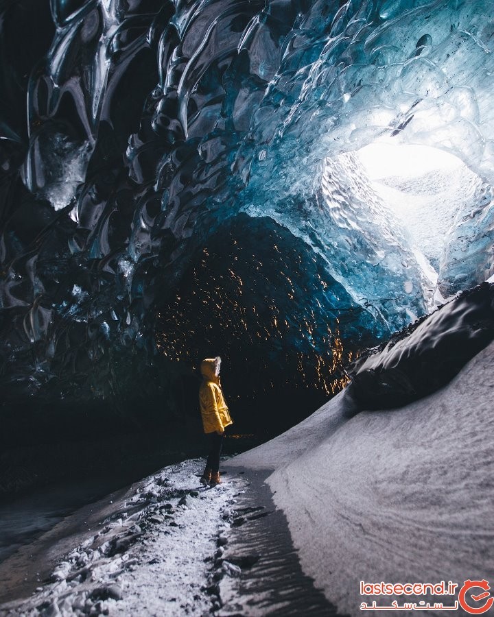 عکاسی که از نور کهربایی باورنکردنی درون غار یخی ایسلند عکس گرفت