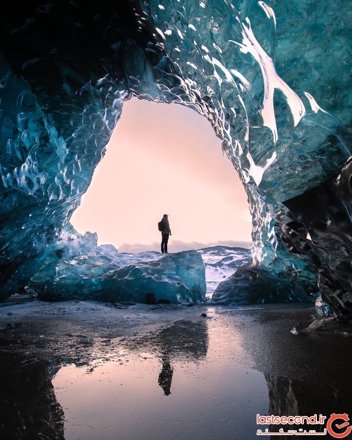 عکاسی که از نور کهربایی باورنکردنی درون غار یخی ایسلند عکس گرفت