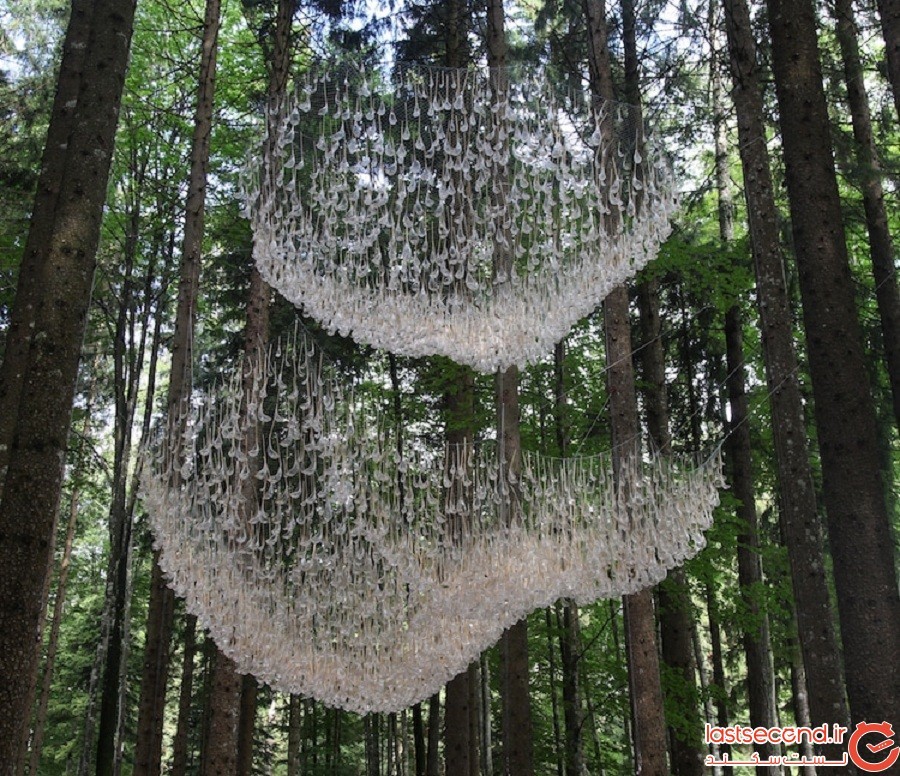 لوستر آویزان بزرگی که آب باران را در یک جنگل ایتالیایی جمع‌آوری می‌کند